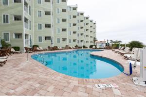 einem Pool vor einem Gebäude in der Unterkunft Sands Beach Club by Capital Vacations in Myrtle Beach