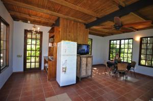Η κουζίνα ή μικρή κουζίνα στο Isla Hermosa Guesthouse