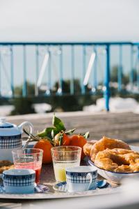 um tabuleiro de comida com laranjas e bebidas numa mesa em Les Jardins du Phare de Sidi Bou Said em Sidi Bou Said