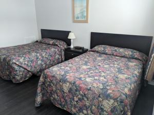 Ліжко або ліжка в номері Hilltop Motel