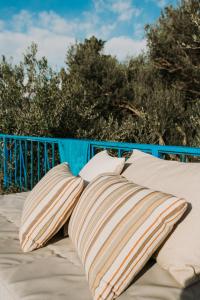 dwie poduszki siedzące na łóżku w obiekcie Les Jardins du Phare de Sidi Bou Said w mieście Sidi Bou Said