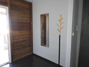 Habitación con pared de madera y puerta en Coeur Caraibes en Deshaies