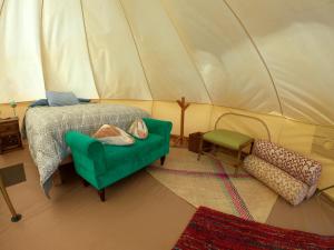 Posezení v ubytování ChiloChill Glamping Resort