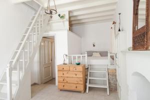 Zimmer mit einem Etagenbett und einer Holzkommode in der Unterkunft Casa Rinio in Symi