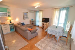 Area tempat duduk di Apartment in Petrcane/Zadar Riviera 7908