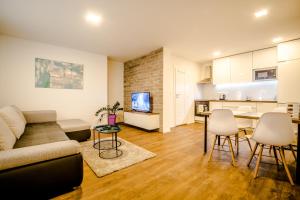 TV a/nebo společenská místnost v ubytování Central apartments by Kovee