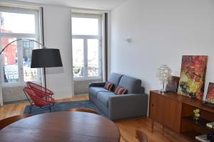 un soggiorno con divano e tavolo di Sé Boutique Apartment a Porto