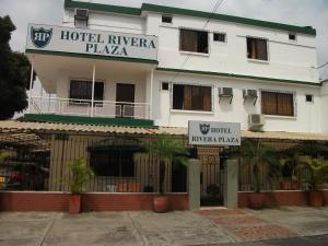 a hotel with a sign that reads hotel imperial plaza at Hotel Rivera Plaza in Cali