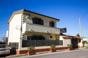 un edificio bianco con piante in vaso di fronte ad esso di Guest House Capitan Libeccio a Tropea