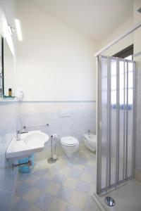 un bagno bianco con un water e un lavandino di Guest House Capitan Libeccio a Tropea Altre 19 foto