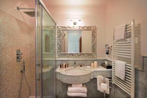 a bathroom with a sink and a shower with a mirror at Hotel Villa Gabrisa in Positano