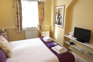 Tempat tidur dalam kamar di Chilterns Guest House