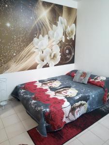 Bett in einem Zimmer mit Wandgemälde in der Unterkunft Via Cortonese n. 27 in Perugia