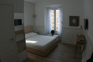 ein kleines Schlafzimmer mit einem Bett und einem Fenster in der Unterkunft Alba Sul Vaticano in Rom