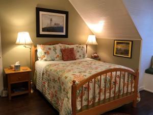 a bedroom with a bed and two lamps at Inn at Harbour Village in Ilwaco