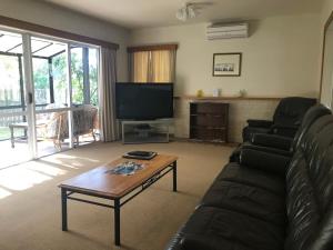 TV a/nebo společenská místnost v ubytování Tudor Lodge Motel