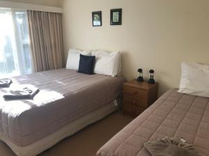 Postel nebo postele na pokoji v ubytování Tudor Lodge Motel