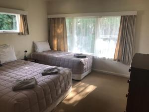 Postel nebo postele na pokoji v ubytování Tudor Lodge Motel