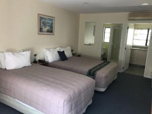Postel nebo postele na pokoji v ubytování Tudor Lodge Motel