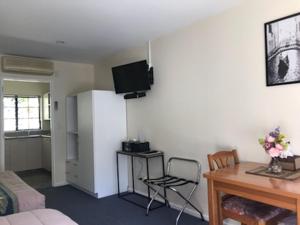 Kuchyň nebo kuchyňský kout v ubytování Tudor Lodge Motel