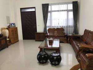 a living room with a couch and a coffee table at 宜蘭樸實園民宿 in Jiaoxi