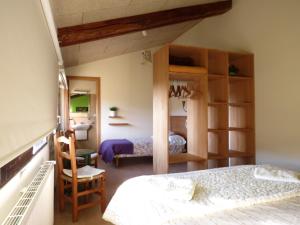 1 dormitorio con 1 cama y 1 litera en Mas Colom, en Sant Joan les Fonts