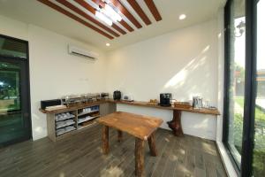 eine Küche mit einem Holztisch im Zimmer in der Unterkunft Kenting Four Season Villa in Altstadt von Hengchun