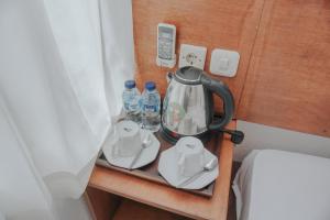 Sadržaji za pripremu kafe i čaja u objektu Cempaka Borobudur Guest House