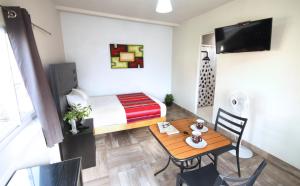 ein kleines Zimmer mit einem kleinen Tisch und einem Bett in der Unterkunft Hotel del Refugio in Guadalajara