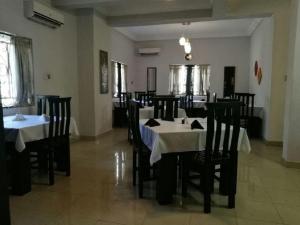 A restaurant or other place to eat at Villa Nuee Hotel & Suites Utako, Abuja
