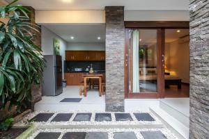 una cocina y comedor con una mesa en una casa en Surya Mas Villa, en Legian