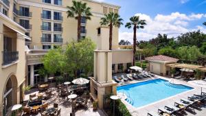 una vista aérea de un hotel con piscina y sillas en Hyatt Regency Valencia, en Valencia