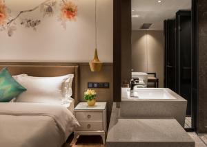 Postel nebo postele na pokoji v ubytování Paco Hotel Dongpu Guanghzou -Free Shuttle Bus for Canton Fair