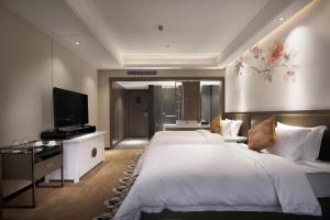 TV a/nebo společenská místnost v ubytování Paco Hotel Dongpu Guanghzou -Free Shuttle Bus for Canton Fair