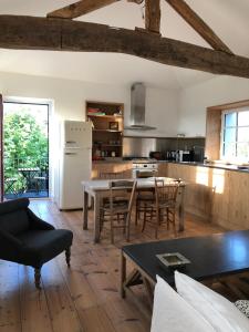 cocina y comedor con mesa y sillas en Appartement Parlementia, Phare de Koskenia, en Guéthary