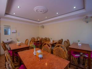 Uma área de estar em Hotel Garuda Inn