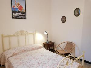 a bedroom with a bed and a picture on the wall at Medieval Pieve, holiday home with garden, WiFi & parking in Pieve di Teco