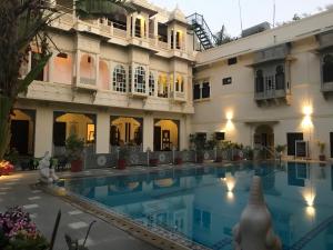 Bazén v ubytování Mahendra Prakash nebo v jeho okolí