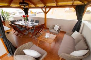 a room with a table and chairs and a dining room at MEDANO4YOU Casa Violeta in El Médano