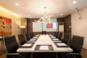 Lenox Hotel في داغوبان: قاعة المؤتمرات مع طاولة وكراسي طويلة
