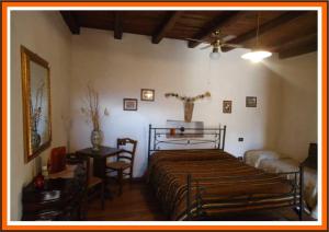 sypialnia z łóżkiem, stołem i krzesłem w obiekcie Crete Gialle w mieście Cassino