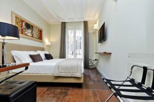 Piazza Venezia Grand Suite في روما: غرفه فندقيه بسرير ونافذه