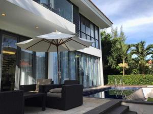 Khu vực ghế ngồi tại Villas at Da Nang Beach Resort,3 Bedrooms Garden View