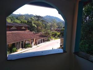 a window in a building looking out at a street at Casa Maringá in Visconde De Maua