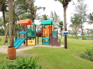 משחקיית ילדים ב-Villas at Da Nang Beach Resort,3 Bedrooms Garden View