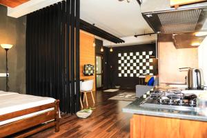 uma cozinha e sala de estar com um fogão num quarto em Eden Studio Apartments - 1 em Colombo