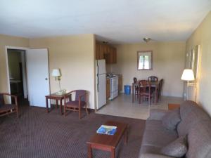 ein Wohnzimmer und eine Küche mit einem Sofa und einem Tisch in der Unterkunft Kings Inn Hot Springs in Hot Springs