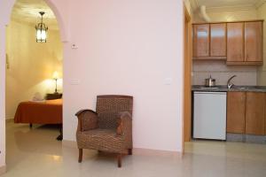 
a living room filled with furniture and a kitchen at Apartamentos Plaza Cavana 5 in Nerja
