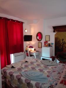 アルビッソラ・マリーナにあるCamera Asiaのベッドルーム1室(赤いカーテン付きの大型ベッド1台付)