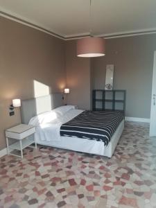 - une chambre avec un grand lit et une lampe dans l'établissement Novegro Linate 101, à Linate